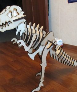 Собранный динозавр из фанеры , вырезанный на лазерном оборудовании